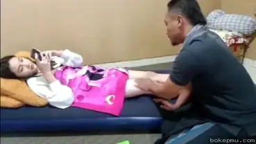 Abis pijet langsung rayu ngentot kakak pelanggan cantik