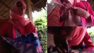 Bokep Hijab Indo Ngewe Liar di Saung, Memek Crot Gila