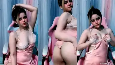 Cewek seksi bodi aduhai pamer barang di live