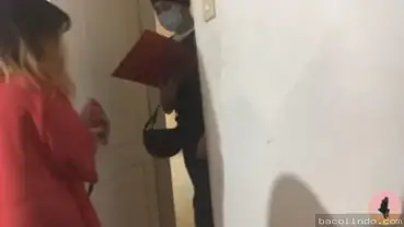 Kurir Paket Langsung Ngentot Istri Orang Pas Buka Pintu