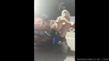 Ngentot Ganas di Atas Kap Mobil Sampe Crott Banjir